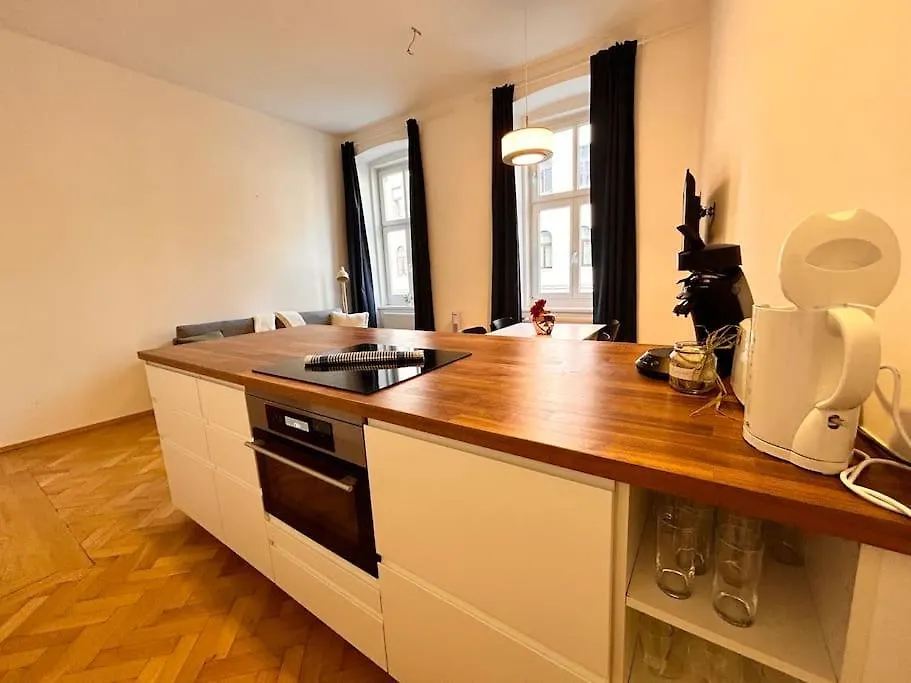 Geraeumiges Apartment Im Wiener Altbauflair 0*, Vienna