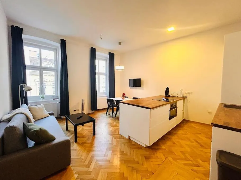 Geraeumiges Apartment Im Wiener Altbauflair Austria