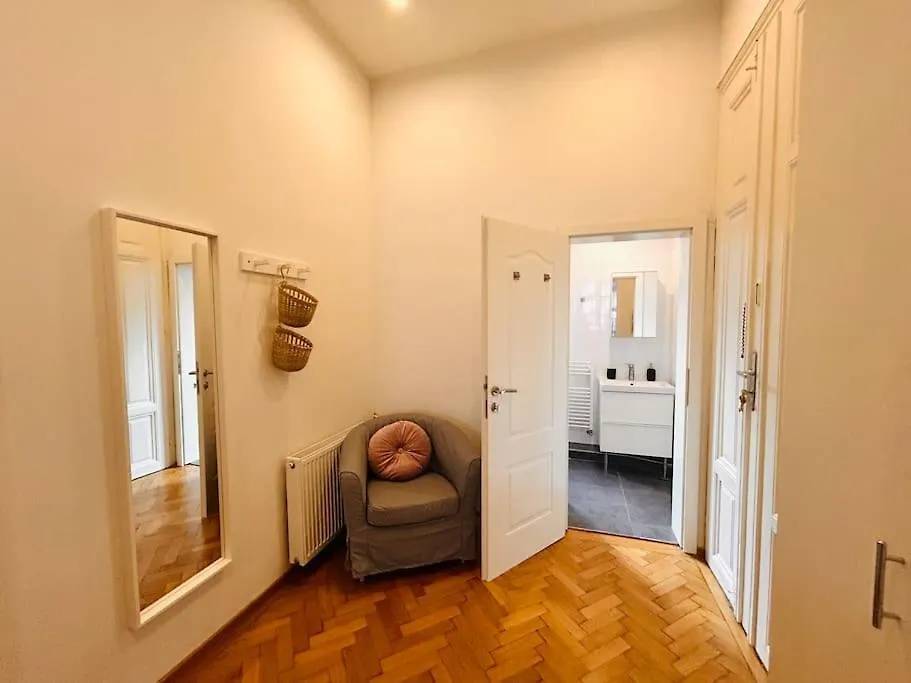 Geraeumiges Apartment Im Wiener Altbauflair