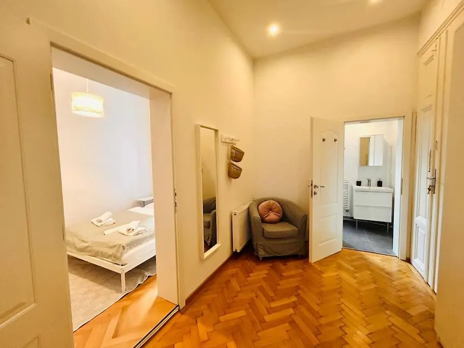 Geraeumiges Apartment Im Wiener Altbauflair Austria