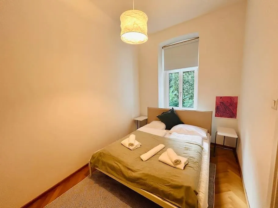 Geraeumiges Apartment Im Wiener Altbauflair