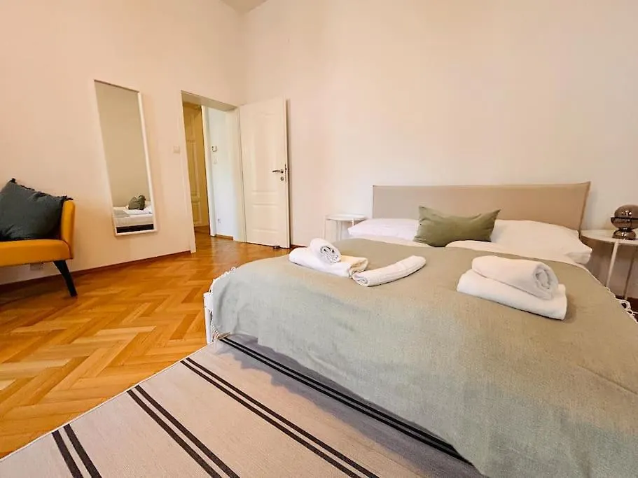 Geraeumiges Apartment Im Wiener Altbauflair
