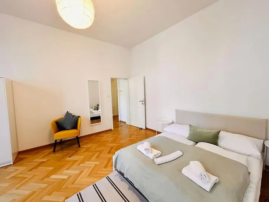Geraeumiges Apartment Im Wiener Altbauflair