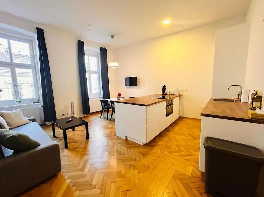 Geraeumiges Apartment Im Wiener Altbauflair  Vienna