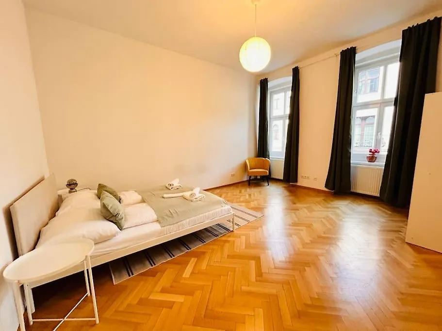 Geraeumiges Apartment Im Wiener Altbauflair  Vienna