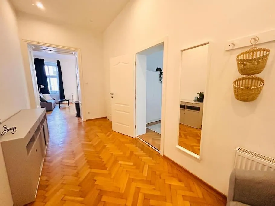 Geraeumiges Apartment Im Wiener Altbauflair Austria