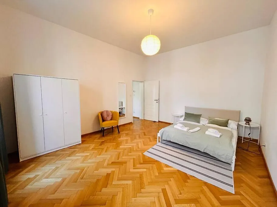Geraeumiges Apartment Im Wiener Altbauflair Austria